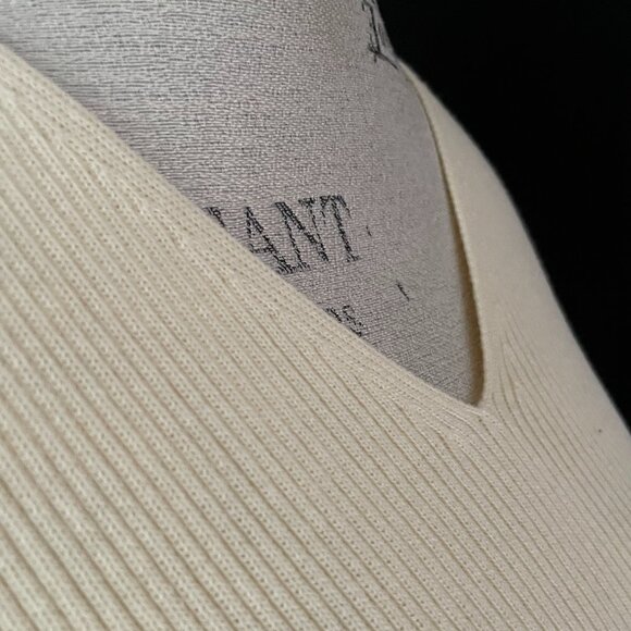 Van Heusen Fitted V-Neck Sweater: Size M - Picture 4 of 10